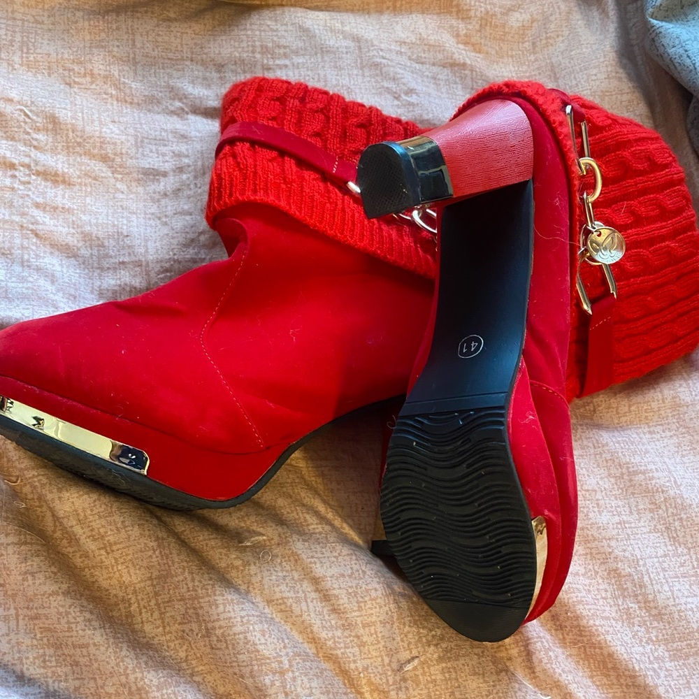Red woman’s boots size 9